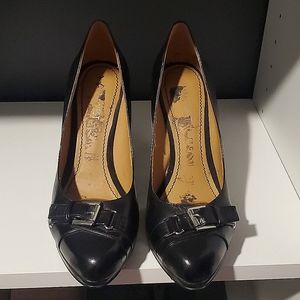 Nine West size 8 black leather pump